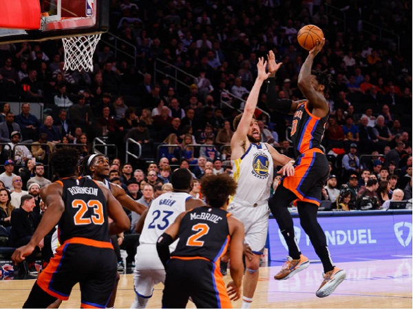 Pemain New York Knicks berusaha mencetak angka melawan Golden State Warriors.
