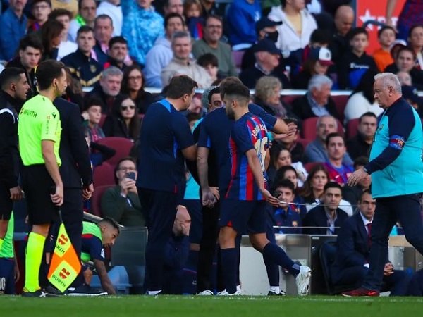 Jordi Alba ketika meninggalkan lapangan. (Images: Getty)