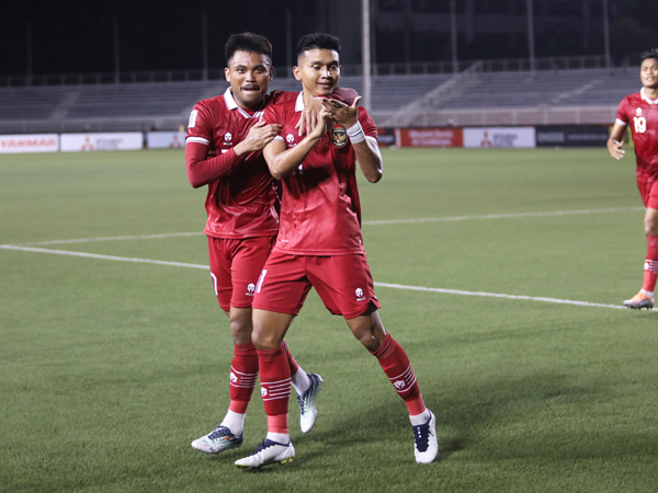 Penyerang timnas Indonesia, Dendy Sulistyawan merayakan gol ke gawang Filipina