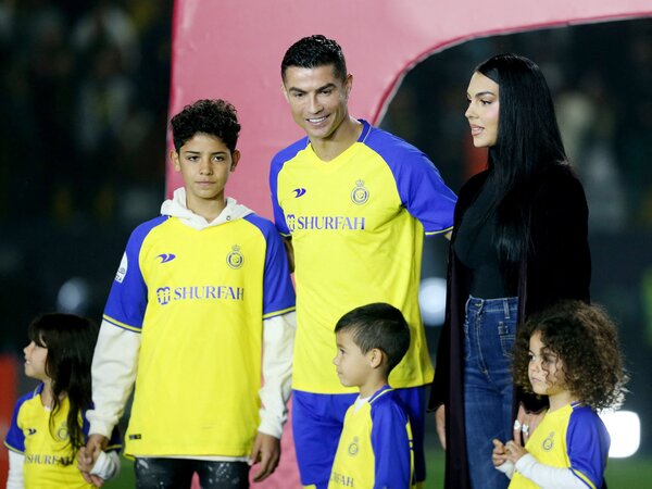 Cristiano Ronaldo dan Geogrina Rodriguez tengah menjadi sorotan, berkat status kumpul kebo mereka yang dilarang oleh Pemerintah Arab Saudi / via Istimewa
