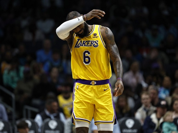 LeBron James jengkel dengan sikap manajemen Lakers yang pasif.