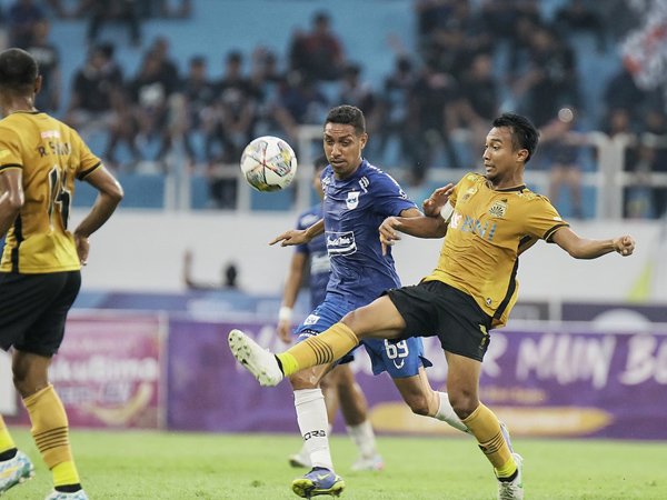 Pemain PSIS Semarang, Delvin Rumbino dihadang pemain Bhayangkara FC