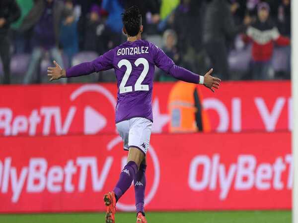 Karena sering mengalami cedera, Fiorentina disebut tengah mempertimbangkan untuk melepas Nico Gonzalez ke Leicester City / via Getty Images
