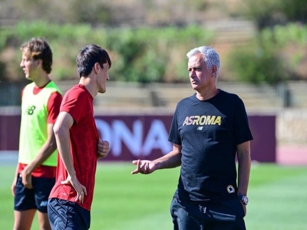 Jose Mourinho diklaim tidak pernah menginginkan Eldor Shomurodov, yang saat ini kencang diberitakan bakal pergi meninggalkan AS Roma / via Getty Images
