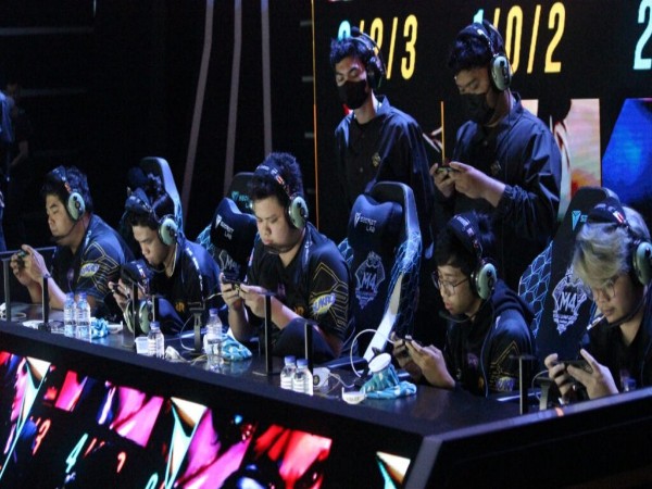 Hasil Laga M4: RRQ Hoshi Singkirkan Falcon Demi Semifinal Lower Bracket