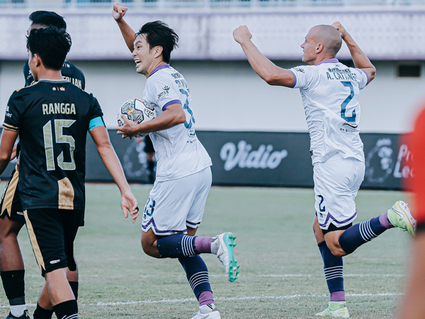 Bae Sin-yeong merayakan gol di laga ke-50 bersama Persita Tangerang