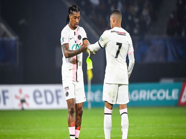 Presnel Kimpembe (kiri) masuk dalam incaran Atletico Madrid, usai sang bek statusnya mulai tersisih dari skuat utama Paris Saint-Germain / via AFP