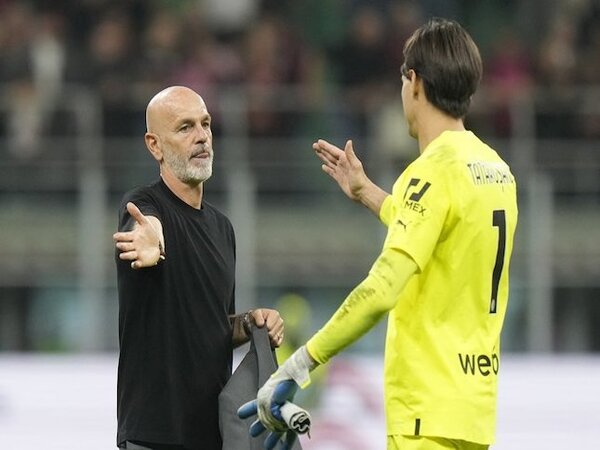 Stefano Pioli enggan menyalahkan Ciprian Tatarusanu, yang belakangan ini diklaim oleh para fans sebagai biang kerok anjloknya performa AC Milan / via Getty Images