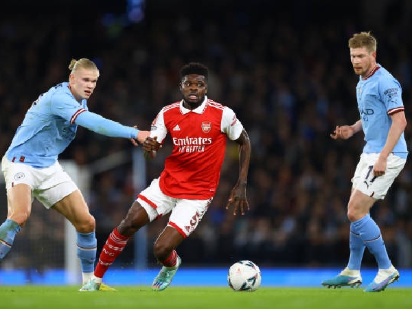 Gelandang Arsenal, Thomas Partey, mengalami cedera tulang rusuk melawan Manchester City