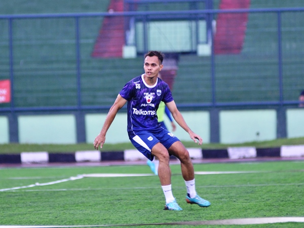 Rezaldi Hehanussa ketika berlatih bersama Persib