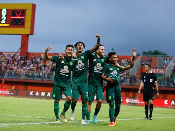 Para pemain Persebaya Surabaya merayakan gol ke gawang Madura United
