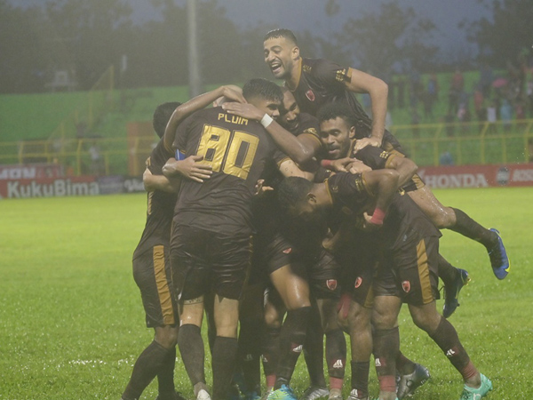 Pemain PSM Makassar merayakan gol ke gawang Rans Nusantara FC