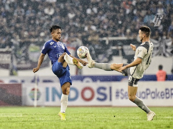 Pemain PSIS, Fredyan Wahyu ketika berduel dengan Marck klok