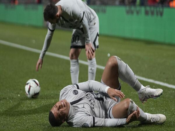 Kylian Mbappe meringis kesakitan saat dirinya mengalami cedera di laga antara PSG vs Montpellier yang berlangsung dini hari tadi (2/2) / via AFP