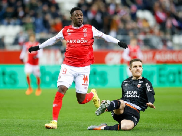Striker pinjaman Arsenal, Folarin Balogun, memimpin pencetak gol terbanyak Ligue 1