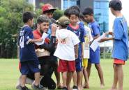 Sesi Latihan Arema FC Mendapat Kunjungan Dari Anak-anak Sanggar R.A Kartini