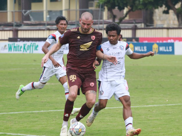 Gelandang PSM Makassar, Wiljan Pluim di pertandingan kontra Arema FC