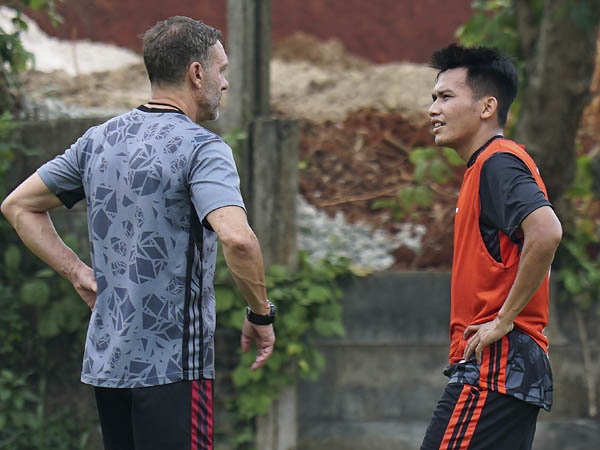 Witan Sulaeman berdiskusi dengan Pelatih Persija Jakarta, Thomas Doll
