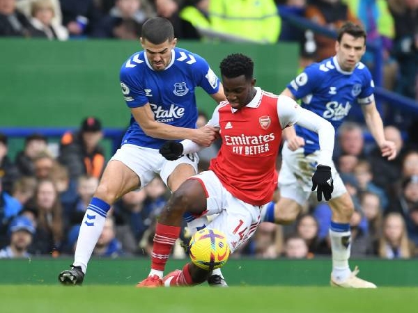Eddie Nketiah menyaksikan kekalahan Arsenal dari Everton