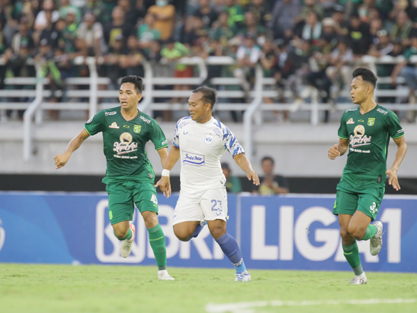 Pertandingan Persebaya Surabaya kontra PSIS Semarang di putaran pertama