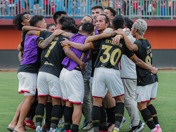 Para pemain Persis Solo merayakan kemenangan atas Madura United