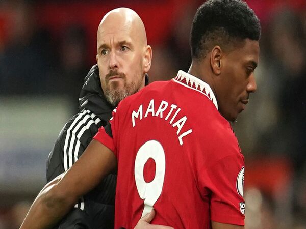 Erik ten Hag blak-blakan mengaku sedikit kesal dengan kondisi Anthony Martial, yang tak pernah 100 persen fit membela Manchester United musim ini / via Getty Images