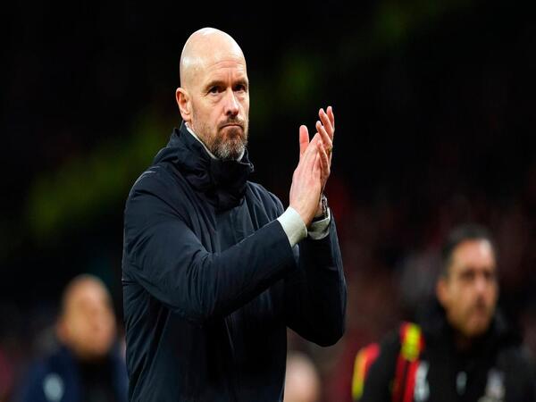 Erik ten Hag mempertanyakan sikap para pemainnya, setelah MU hanya bermain imbang 2-2 melawan Leeds United dini hari tadi (9/2) / via Getty Images