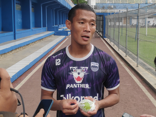 Bek kanan Persib, Henhen Herdiana