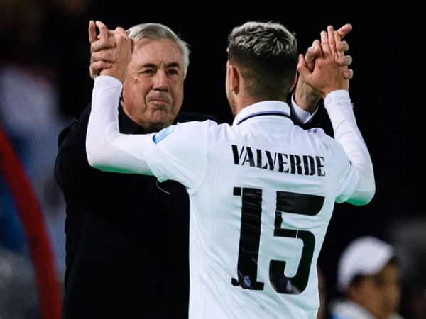 Carlo Ancelotti saat bersama Fede Valverde. (Images: Getty)