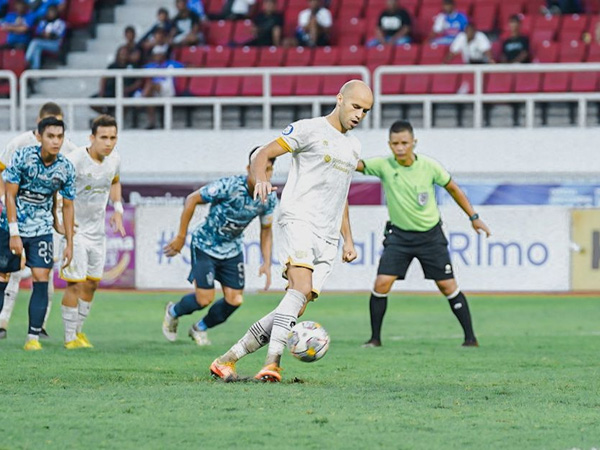 Pemain bertahan Dewa United FC, Risto Mitrevksi mencetak gol balasan ke gawang PSIS Semarang