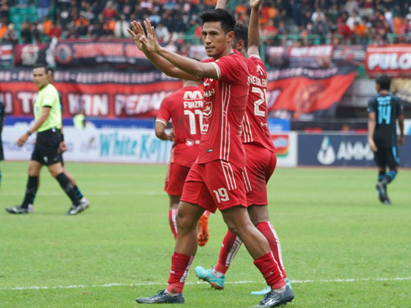 Hanif Sjahbandi usai mencetak gol ke gawang Arema FC