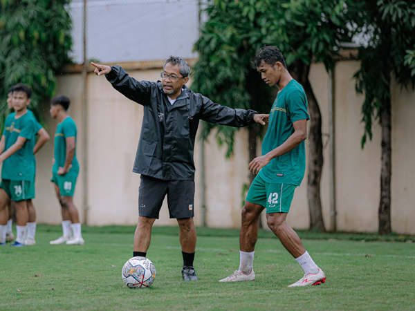 Pelatih Persebaya Surabaya, Aji Santoso memberikan arahan langsung kepada Catur Pamungkas