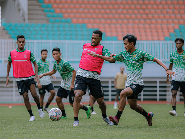 Persebaya Surabaya berlatih untuk pekan selanjutnya setelah Derby Jatim ditunda
