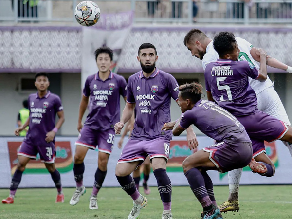 Penyerang PSS Sleman, Yevhen Bokhashvili diapit pemain bertahan Persita Tangerang