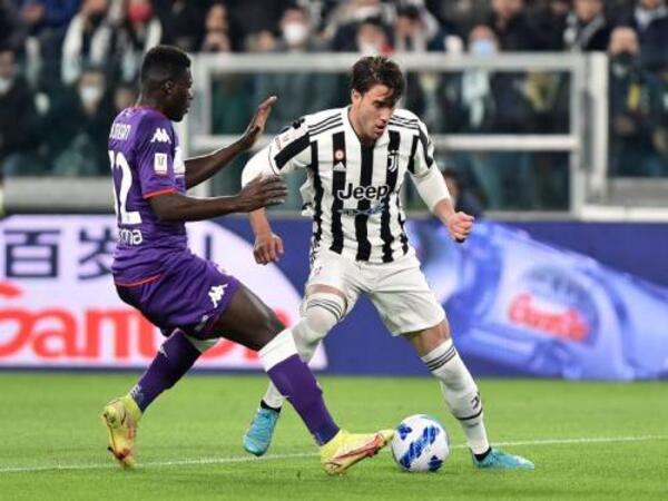 Pemilik Fiorentina bersyukur klubnya sukses menjual Dusan Vlahovic dengan harga mahal ke Juventus / via Getty Images