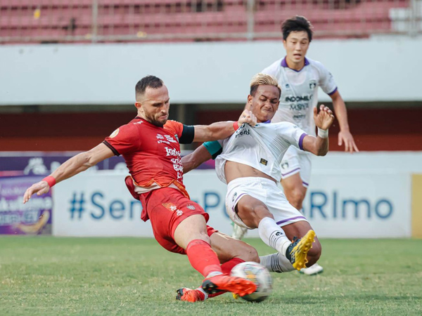Penyerang Bali United, Ilija Spasojevic saat menghadapi Persita Tangerang