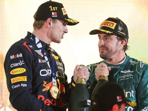 Max Verstappen bersama Fernando Alonso.