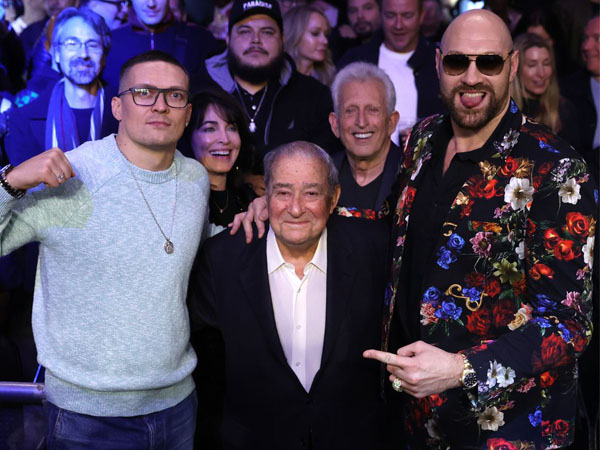 Tyson Fury (kanan) dan Oleksandr Usyk (kiri) mengapit promotor Top Rank, Bob Arum (Sumber Foto: The Mirror)