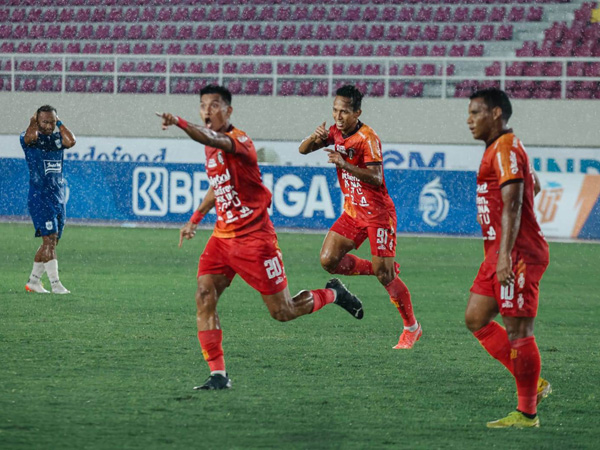 Pemain Bali United merayakan gol ke gawang PSIS Semarang di pertemuan pertama