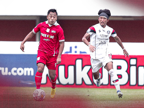 Penyerang Persis Solo, Samsul Arif di pertandingan kontra Arema FC