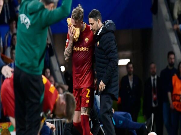 Rick Karsdorp harus dibopong oleh staf medis AS Roma, usai mengalami patah tulang hidung di laga Liga Europa kontra Real Sociedad (17/3) / via Reuters