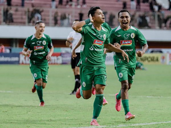 Pemain PSS Sleman, Irkham Zahrul Mila merayakan gol ke gawang Borneo FC