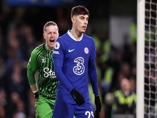 Kai Havertz kena semprot Graham Potter setelah si pemain kedapatan mengejek Jordan Pickford kala Chelsea bermain imbang 2-2 kontra Everton (19/3) / via Getty Images