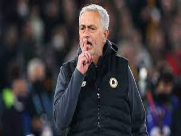 Jose Mourinho disebut terlibat cekcok dengan Presiden Lazio setelah AS Roma kalah 0-1 di giornata ke-27 Serie A dini hari tadi (20/3) / via Getty Images