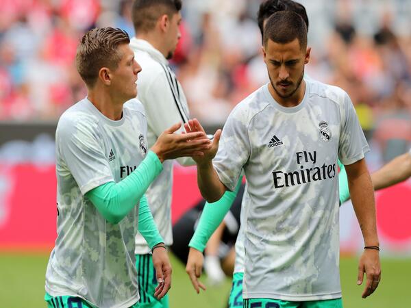 Toni Kroos memilih untuk tidak mau tahu terkait situasi Eden Hazard yang semakin terpinggirkan dari skuat utama Real Madrid / via Getty Images