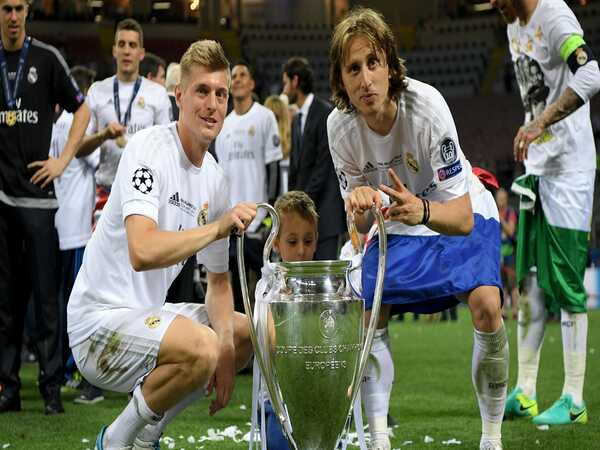 Dani Ceballos mengaku takjub dengan konsistensi Toni Kroos dan Luka Modric, yang sudah nyaris satu dekade bertandem di lini tengah Real Madrid / via Getty Images