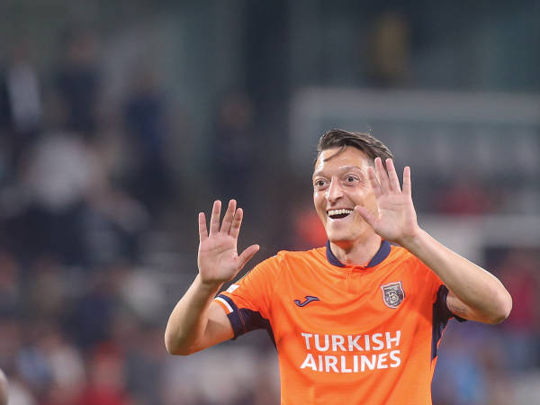 Mesut Ozil Resmi Putuskan Pensiun Pada Usia 34 Tahun