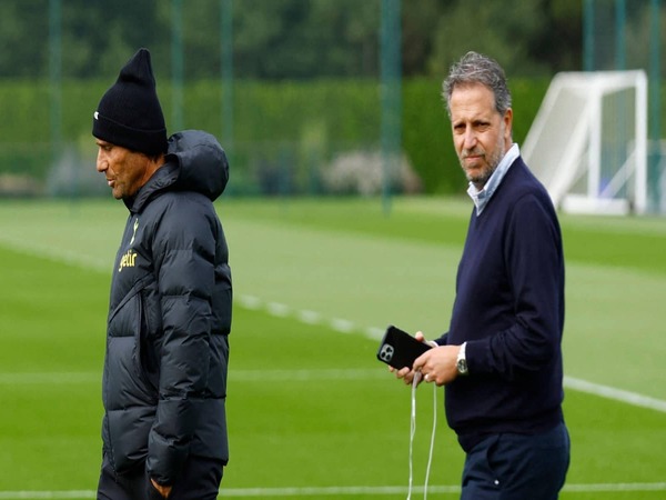 Fabio Paratici (kanan) disebut bakal mengikuti jejak Antonio Conte, apabila nama terakhir dicopot dari jabatannya sebagai manajer Tottenham Hotspur / via Getty Images