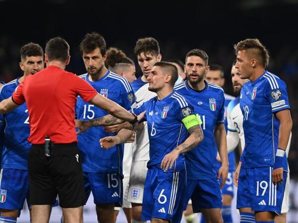Roberto Mancini yakin jika Timnas Italia masih memerlukan jasa pemain senior, usai dibekuk Inggris 1-2 di babak kualifikasi EURO 2024 / via Getty Images