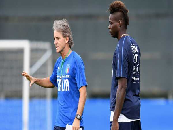 Mario Balotelli menyindir Roberto Mancini di sosmed setelah sang pelatih menyebut Italia kekurangan striker di jeda internasional Maret ini / via Getty Images